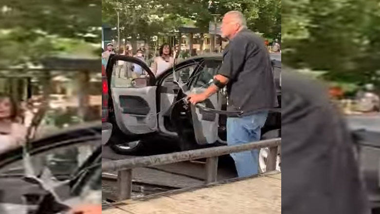 لە ئەمه‌ریکا پیاوێکی سپیپێست بە تیر و کەوان رووبەڕووی خۆپیشاندەران دەبێتەوە